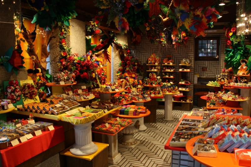 vente-ST TROPEZ-min_candy_store_chocolate_shop_chocolate_switzerland-393515